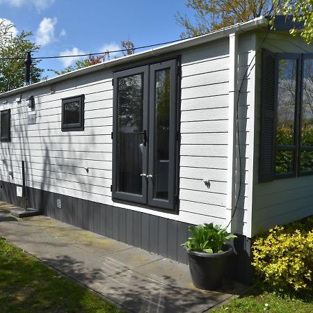 Cozy Chalet For 5P With Garden In A Lovely Area Near Goedereede Exteriör bild
