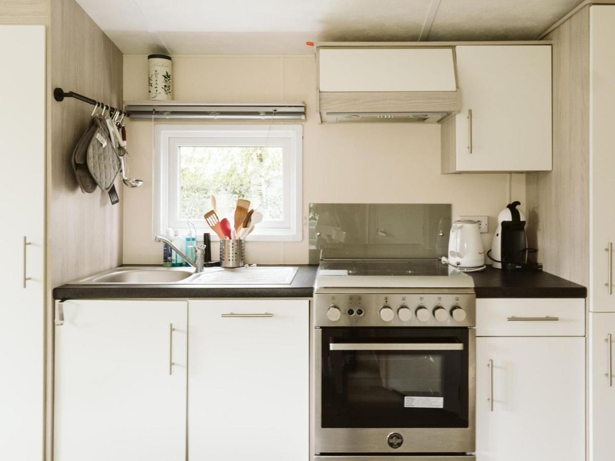 Cozy Chalet For 5P With Garden In A Lovely Area Near Goedereede Exteriör bild